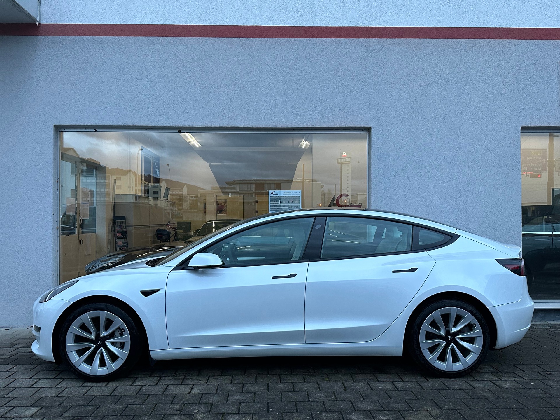 TESLA Model 3 Long Range Dual Motor AWD-showroom-element-1