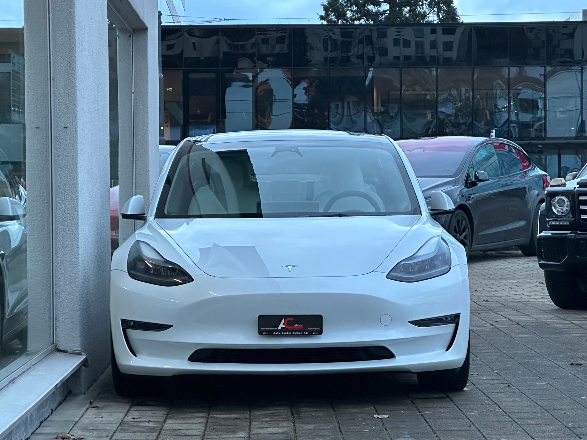 TESLA Model 3 Long Range Dual Motor AWD-showroom-element-3