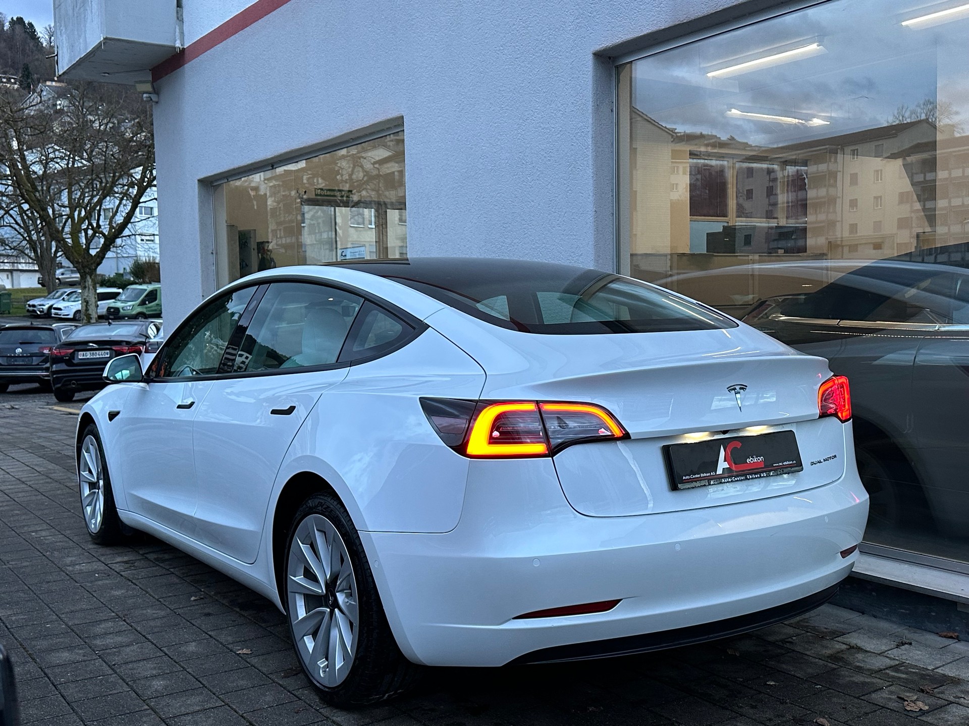 TESLA Model 3 Long Range Dual Motor AWD-showroom-element-2