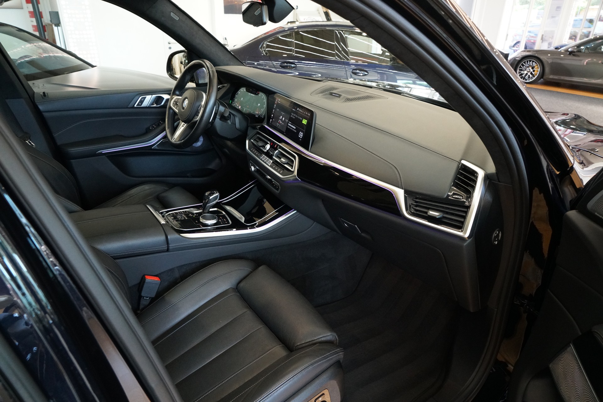 BMW X5 xDrive M50i Steptronic-image-13