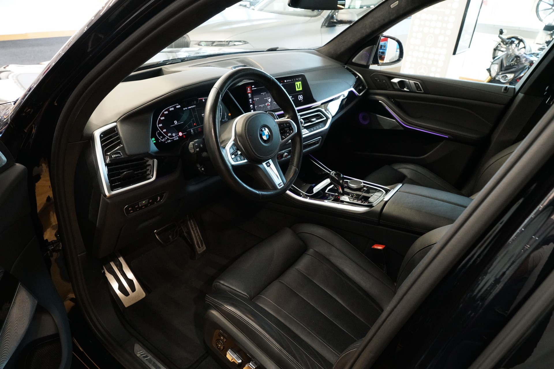 BMW X5 xDrive M50i Steptronic-image-11