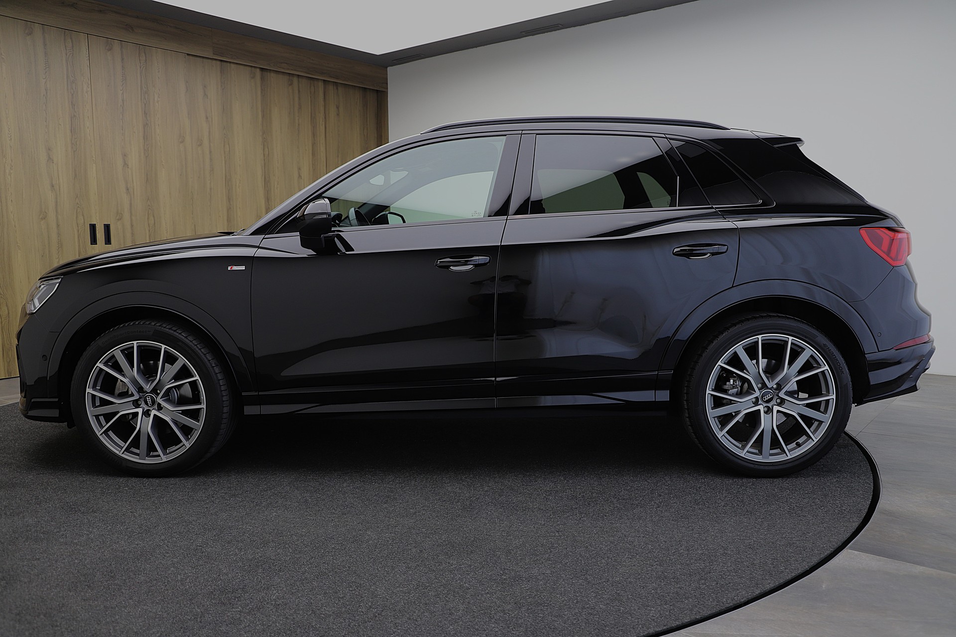 AUDI Q3 45 TFSI S line quattro S-tronic-image-2