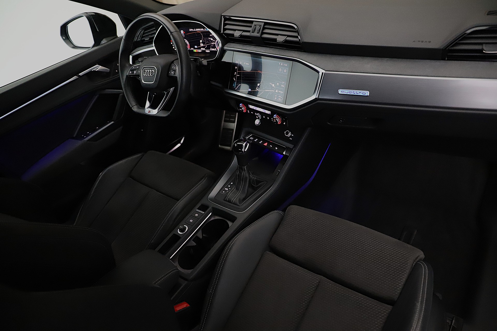 AUDI Q3 45 TFSI S line quattro S-tronic-image-6