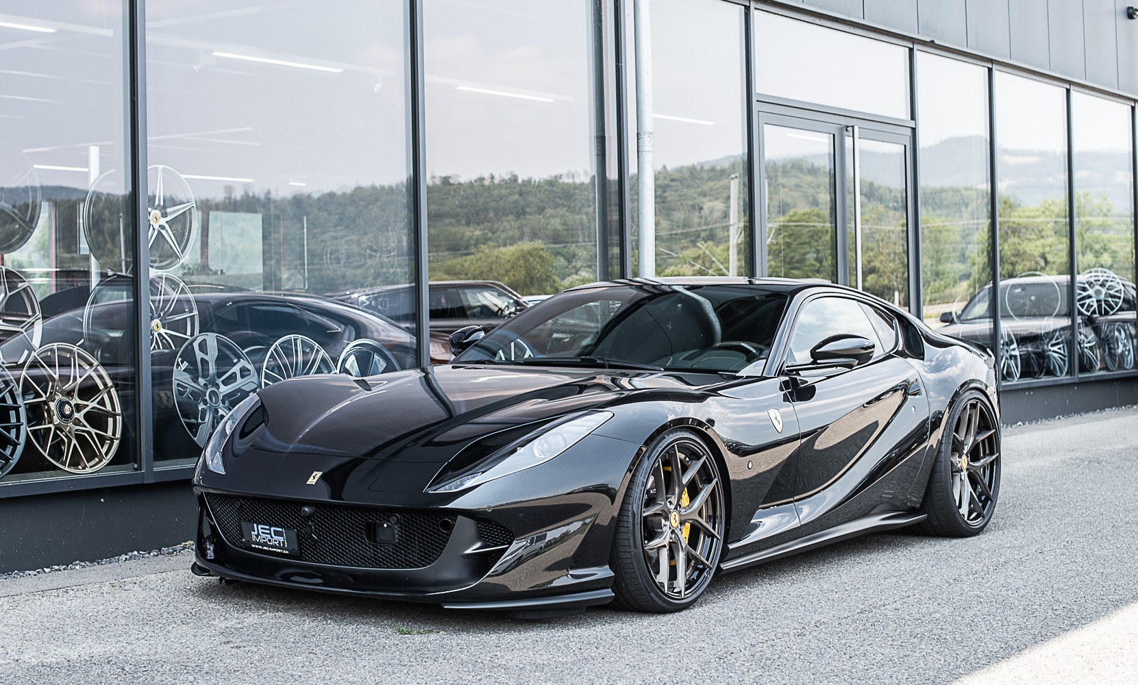 FERRARI 812 Superfast-showroom-element-1