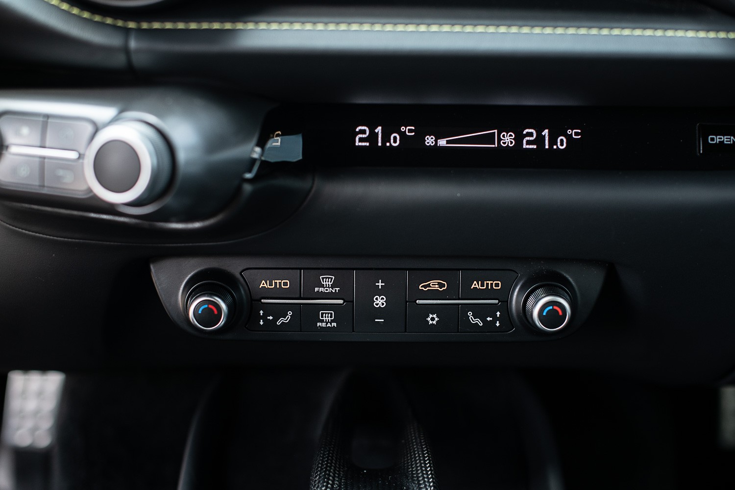 FERRARI 812 Superfast-image-17
