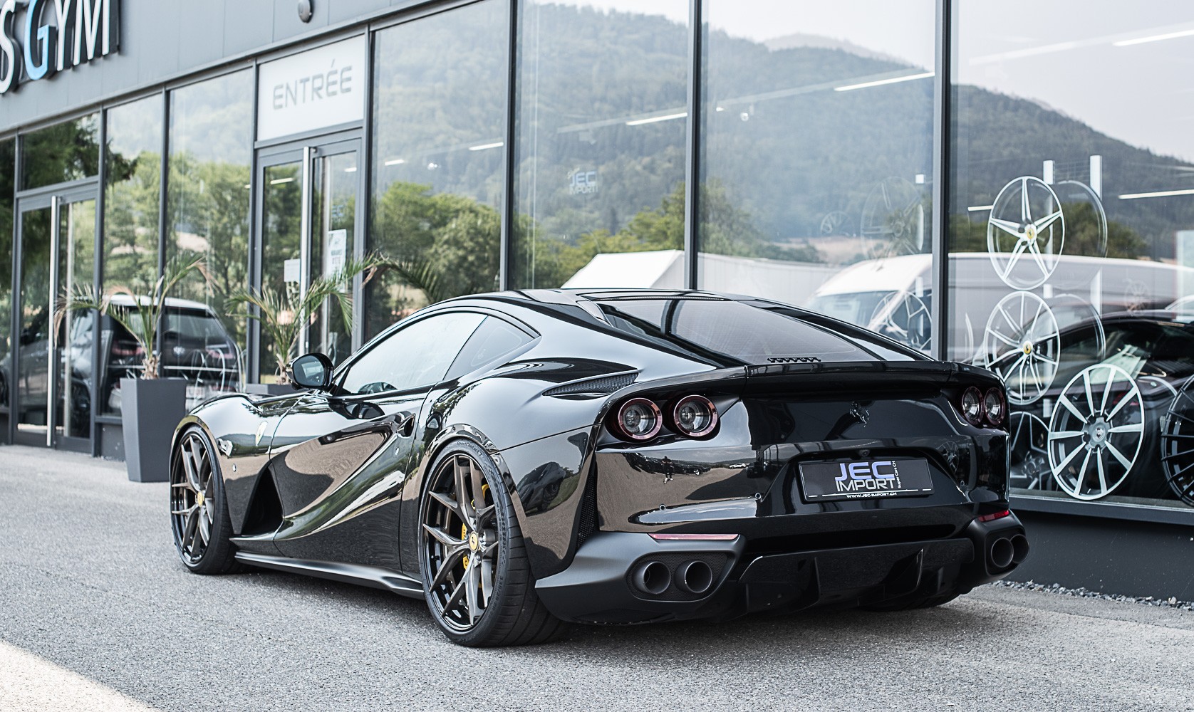 FERRARI 812 Superfast-showroom-element-3