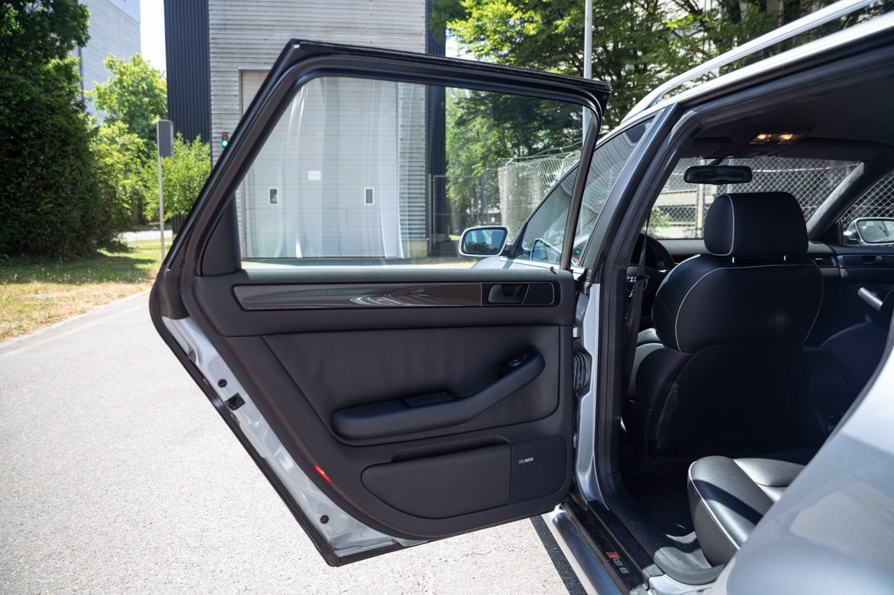 AUDI RS6 Avant quattro tiptronic-image-14
