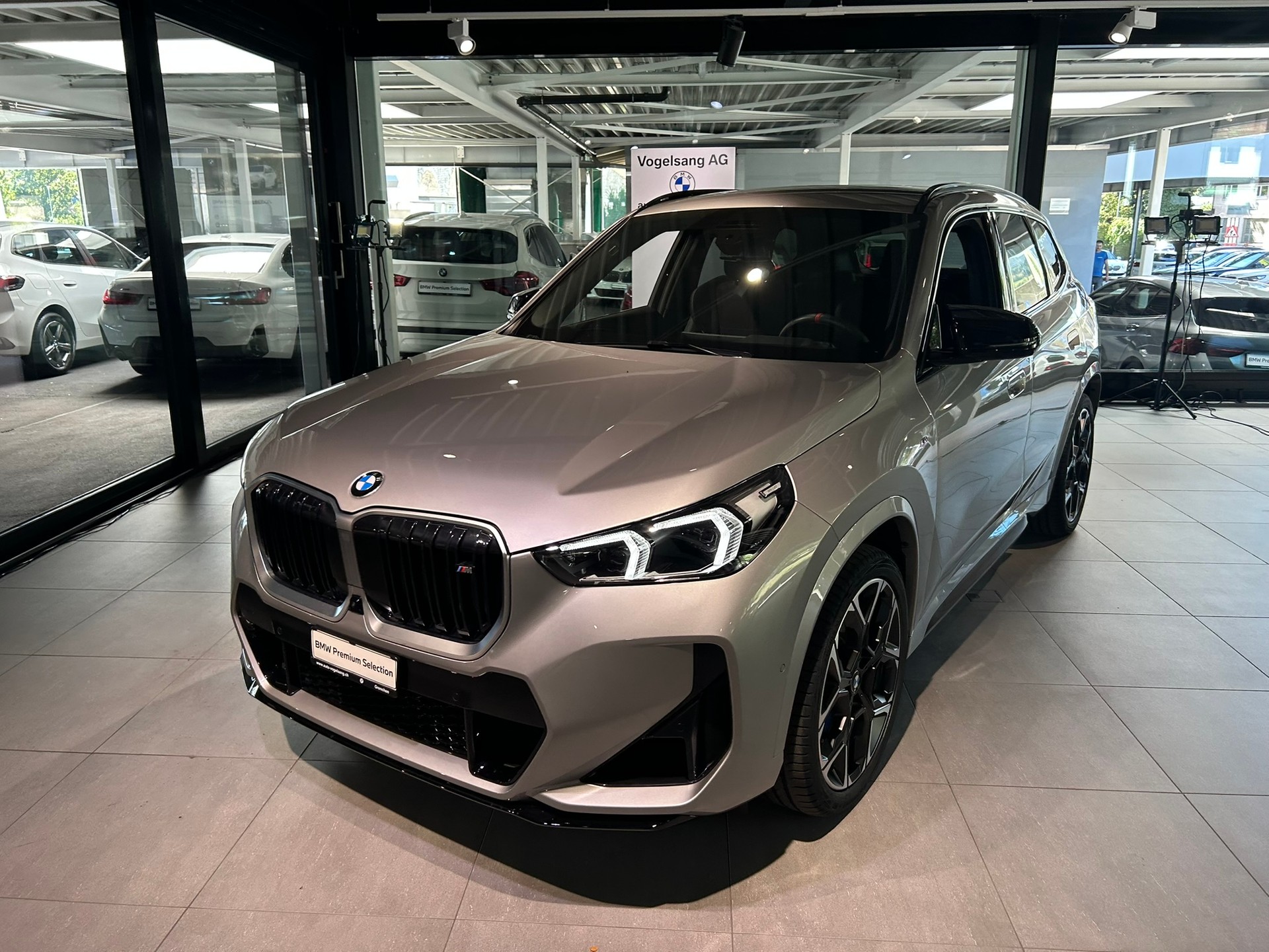 BMW X1 xDrive M35i-showroom-element-1