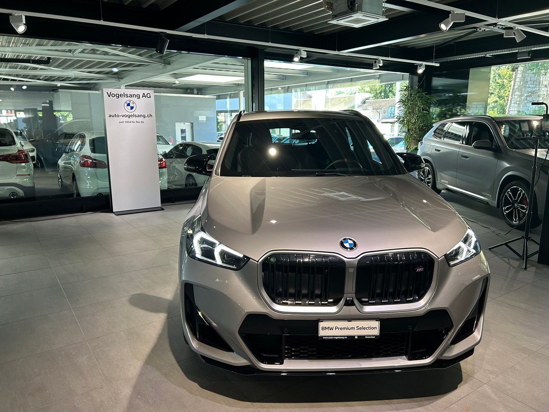 BMW X1 xDrive M35i-showroom-element-2