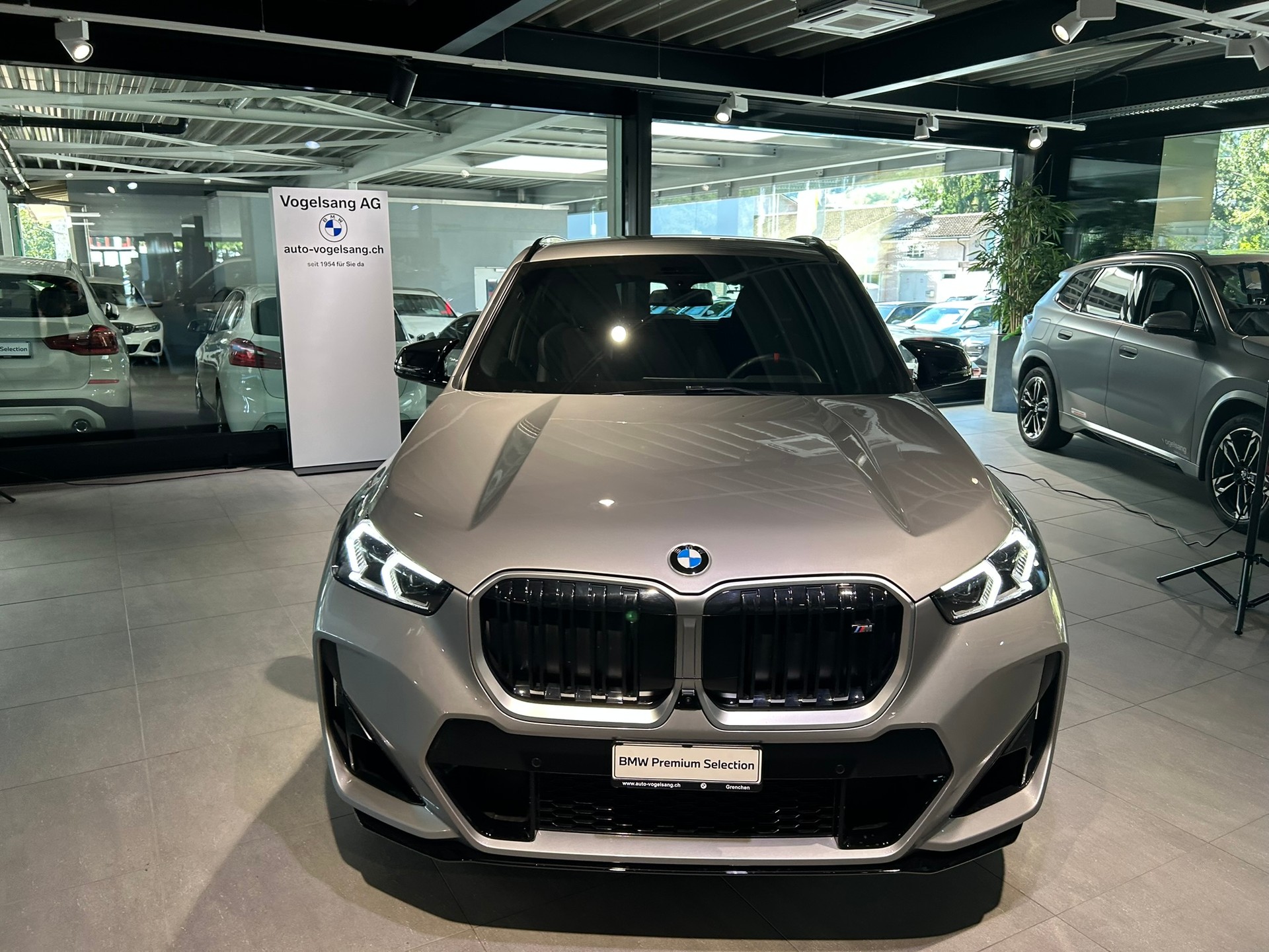 BMW X1 xDrive M35i-showroom-element-3