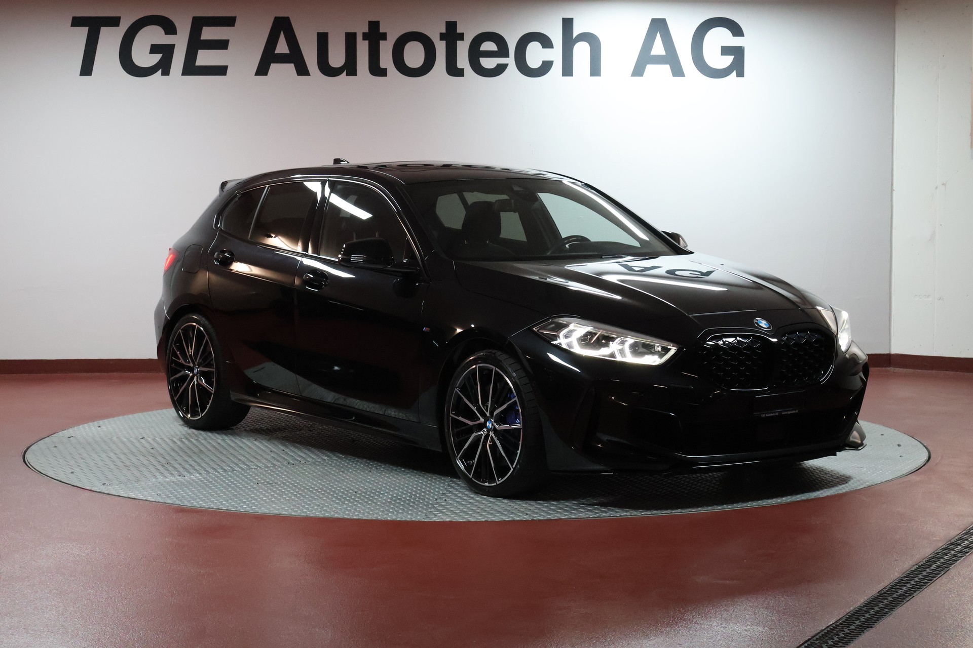BMW M135i xDrive Steptronic-showroom-element-1