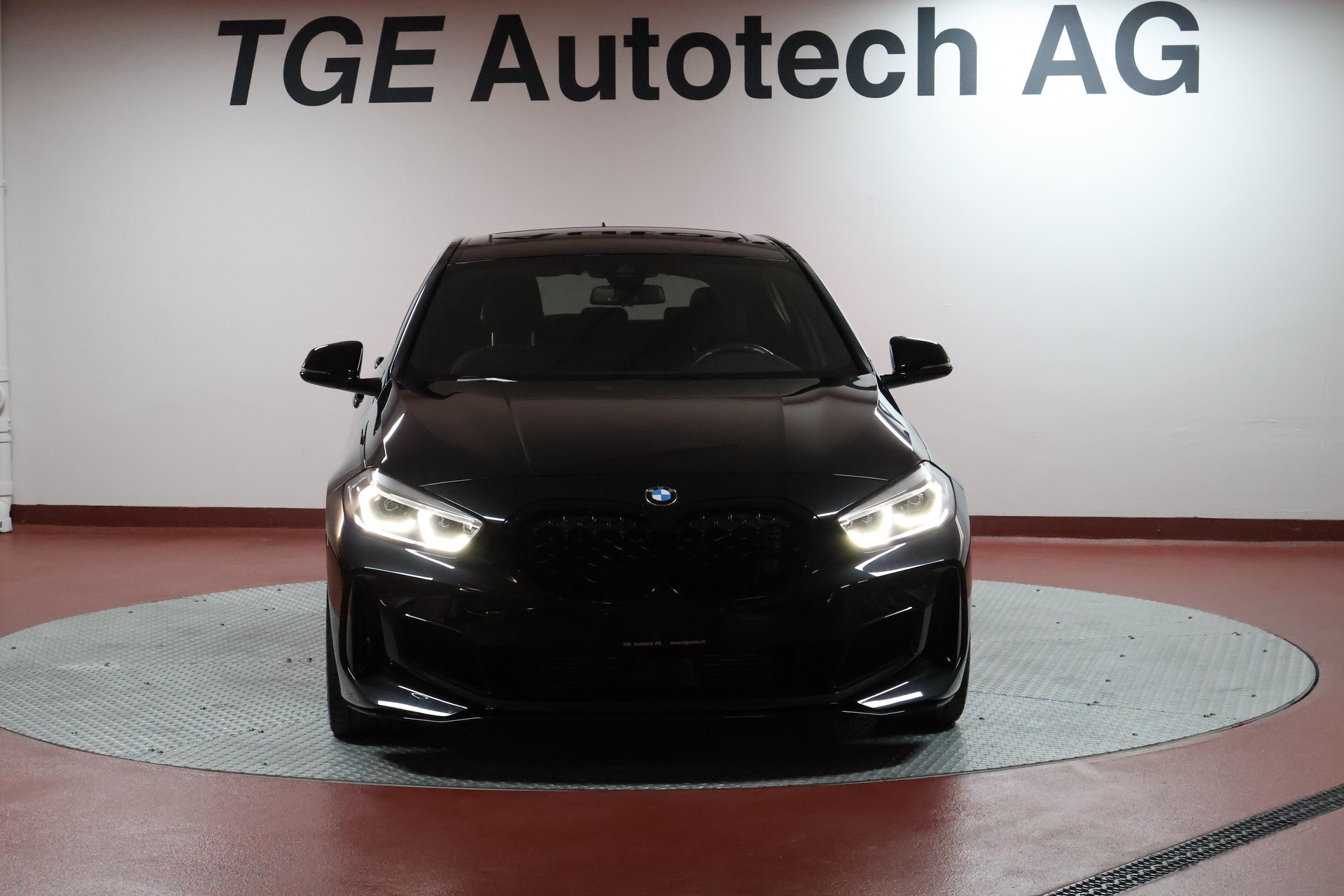 BMW M135i xDrive Steptronic-showroom-element-2