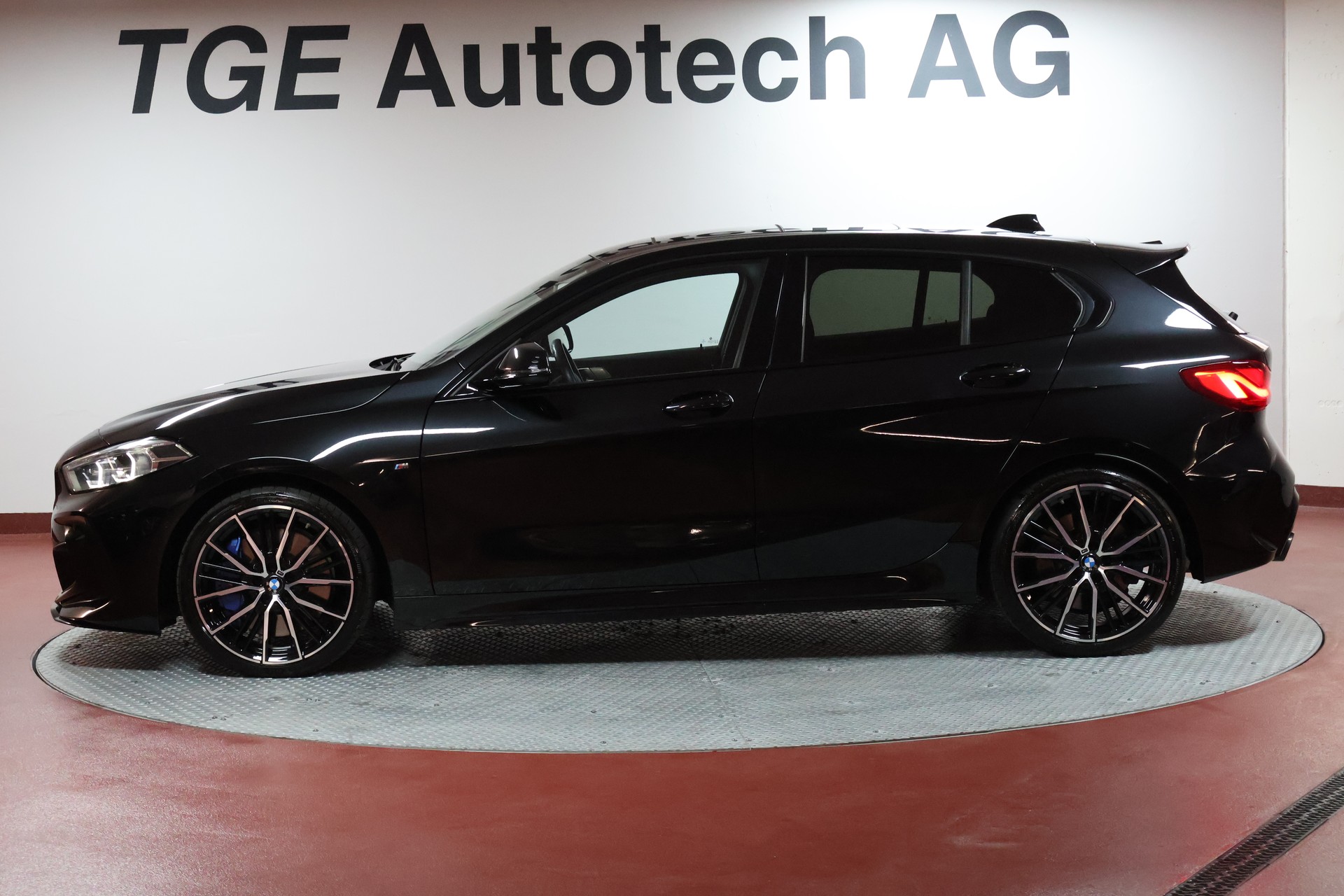 BMW M135i xDrive Steptronic-showroom-element-3
