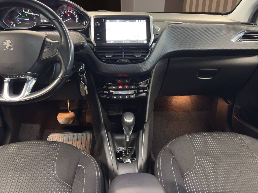 PEUGEOT 208 1.2 PureTech Allure EAT6-image-15