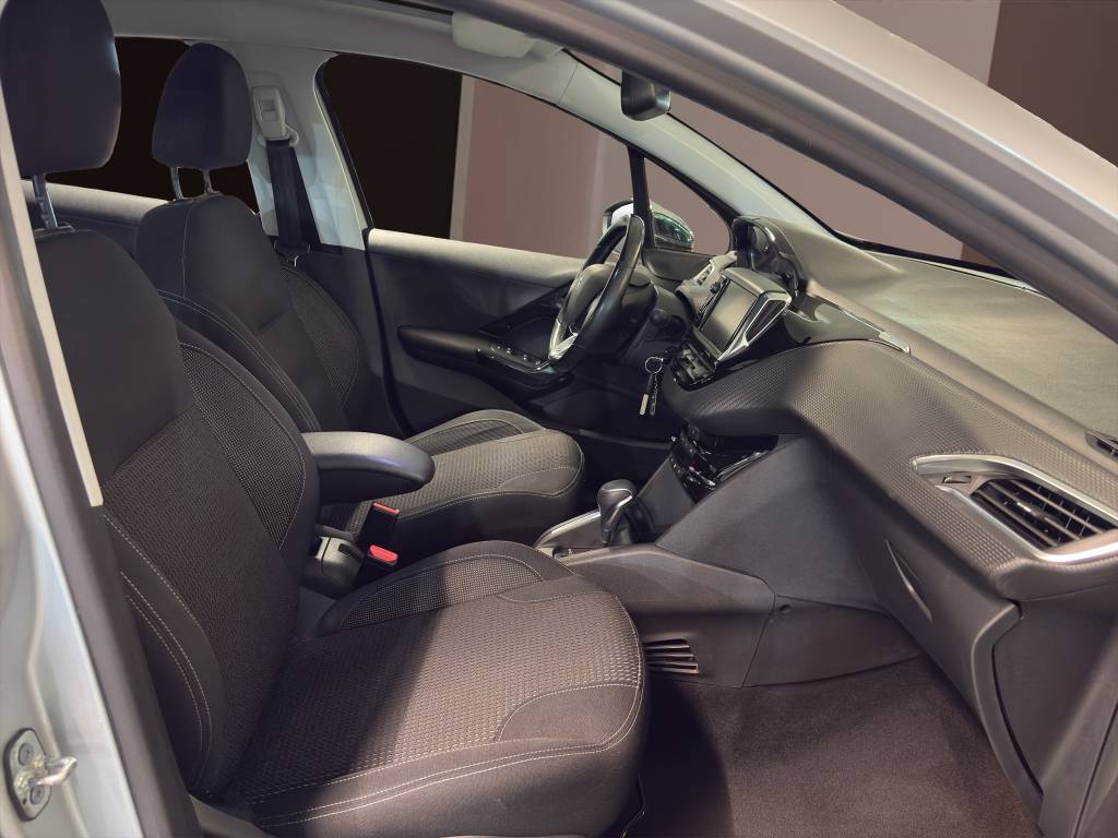 PEUGEOT 208 1.2 PureTech Allure EAT6-image-6