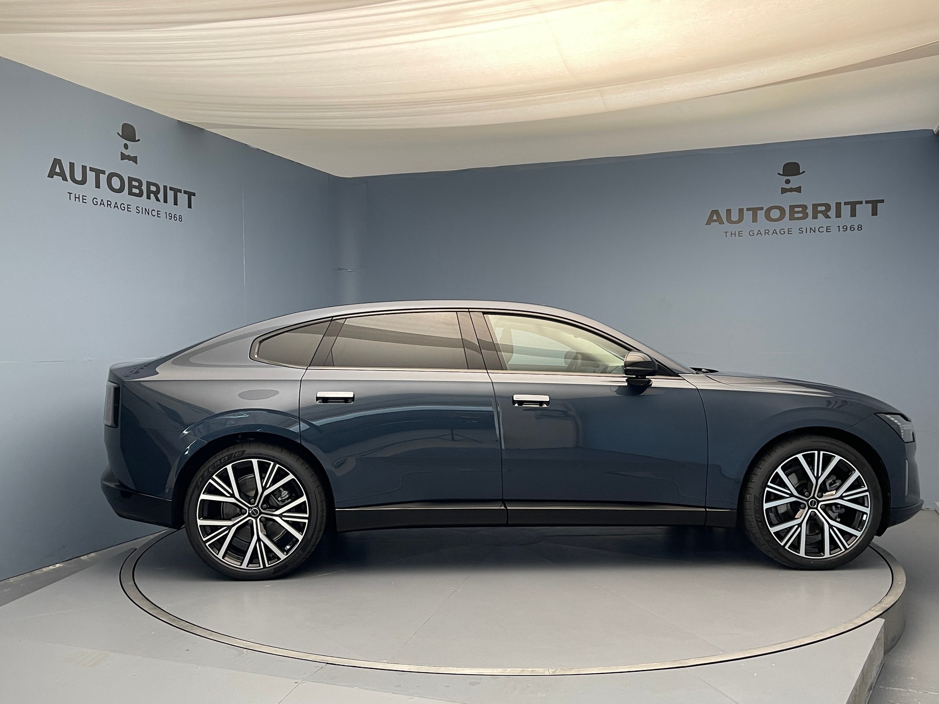 VOLVO ES90 Ultra-showroom-element-1
