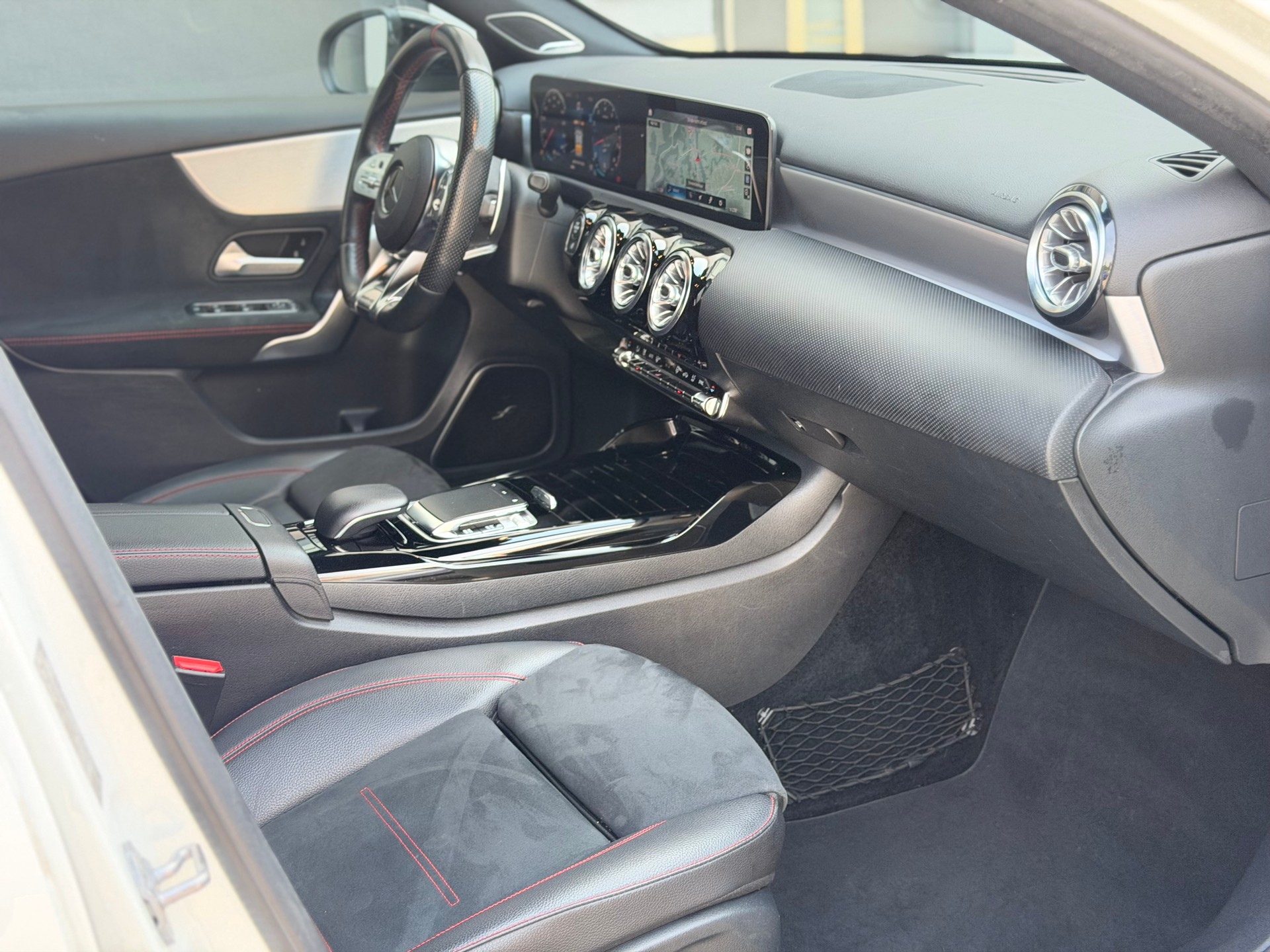 MERCEDES-BENZ A 35 AMG 4Matic Edition 1 Speedshift-image-8