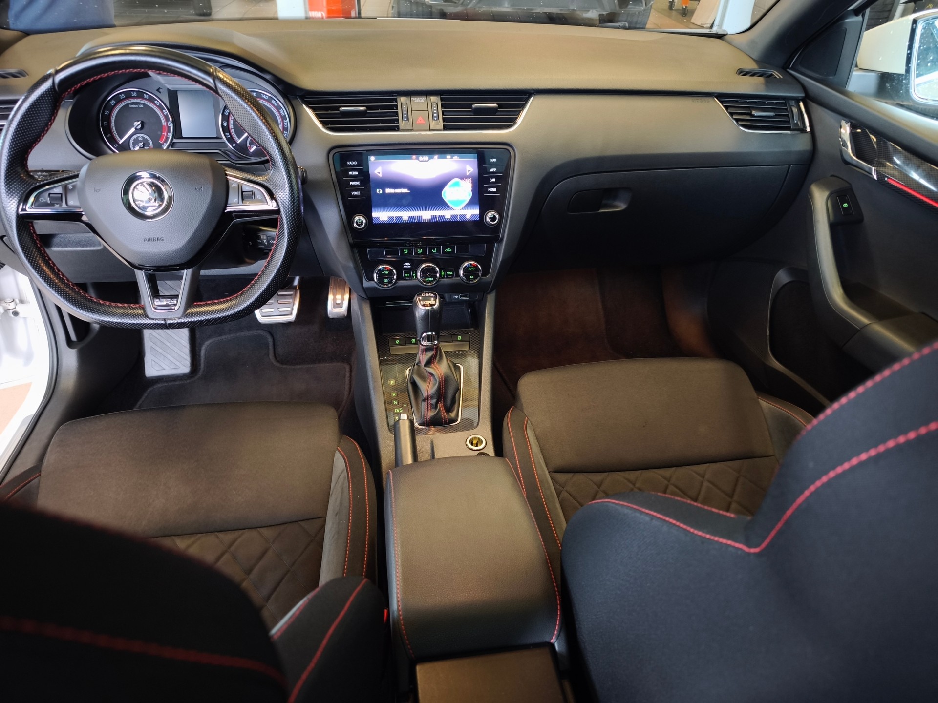 SKODA Octavia Combi 2.0 TDI RS DSG-image-11