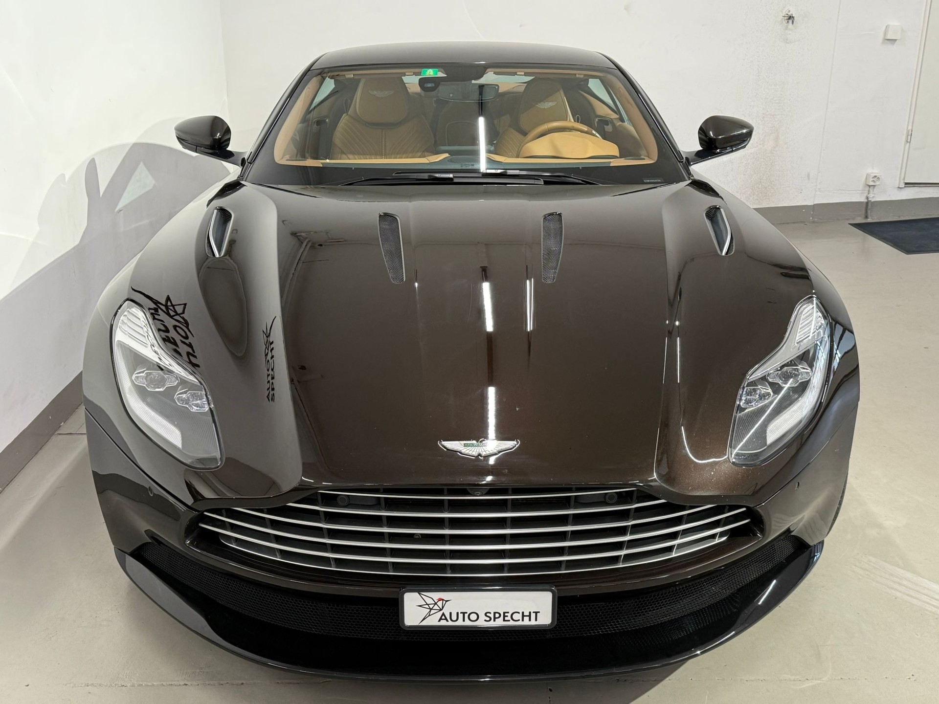 ASTON MARTIN DB11 V12 Launch Edition Touchtronic 3-image-2