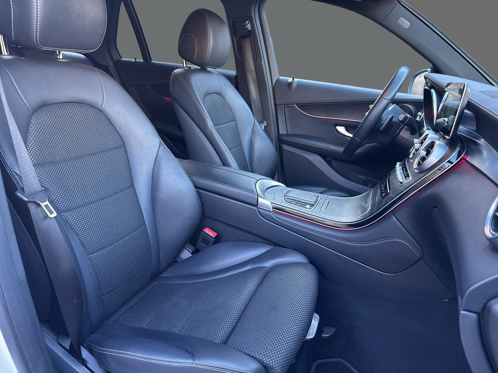 MERCEDES-BENZ GLC 200 AMG Line 4Matic-image-17