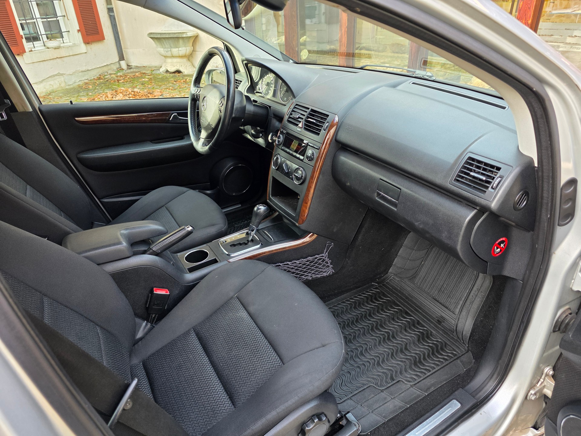 MERCEDES-BENZ A150 Eleganze Automatikgetriebe-image-9