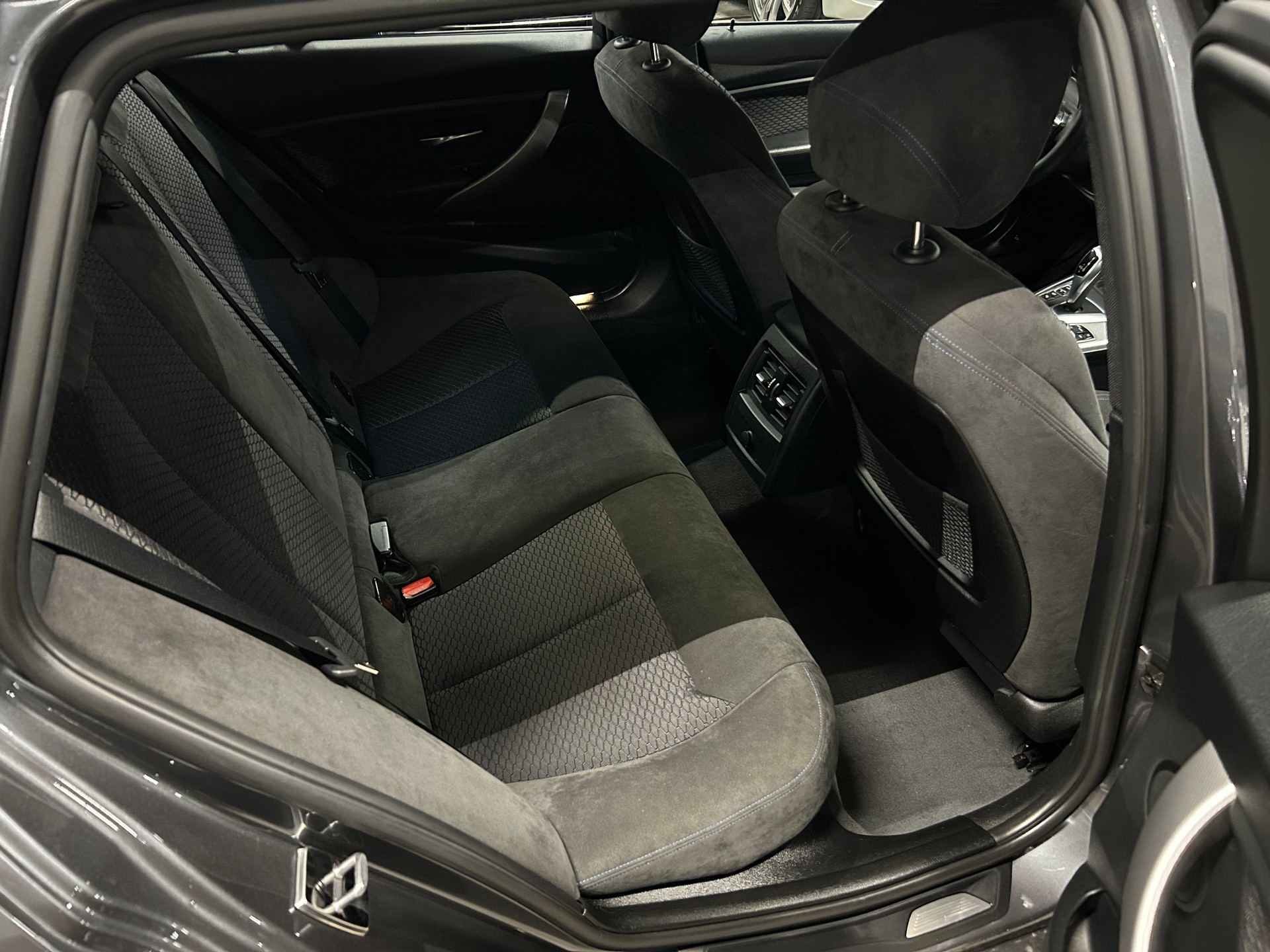 BMW 320d xDrive M Sportpaket Touring Steptronic-image-13