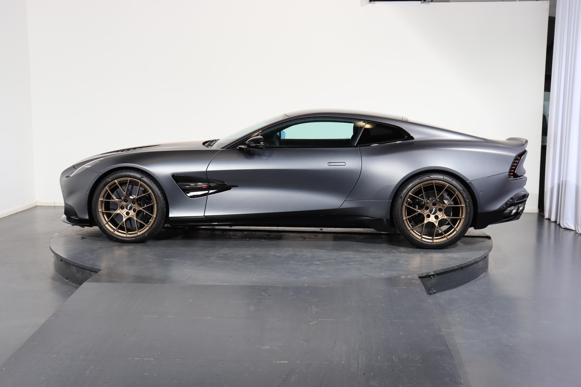 ASTON MARTIN Vanquish 5.2 V12 Bi-Turbo-showroom-element-1