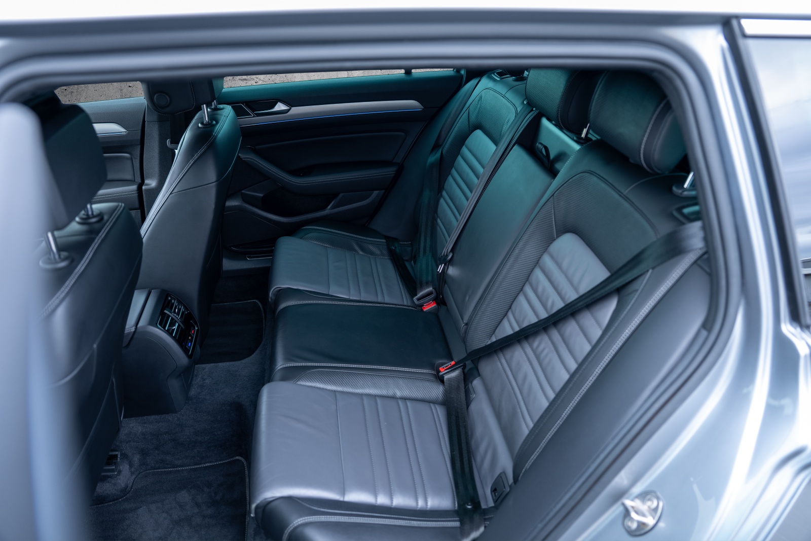 VW Passat Variant 2.0 TDI R-Line DSG-image-7