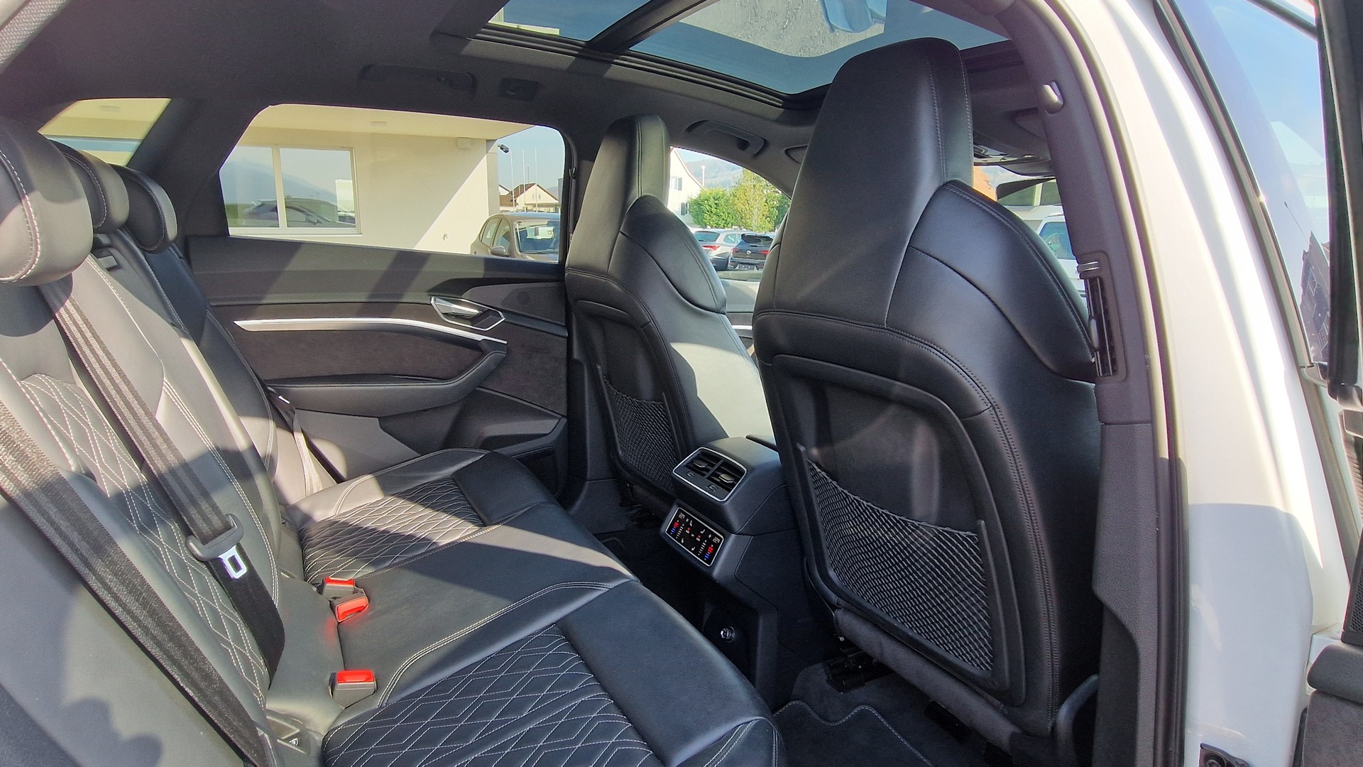 AUDI e-tron 55 Advanced quattro-image-12