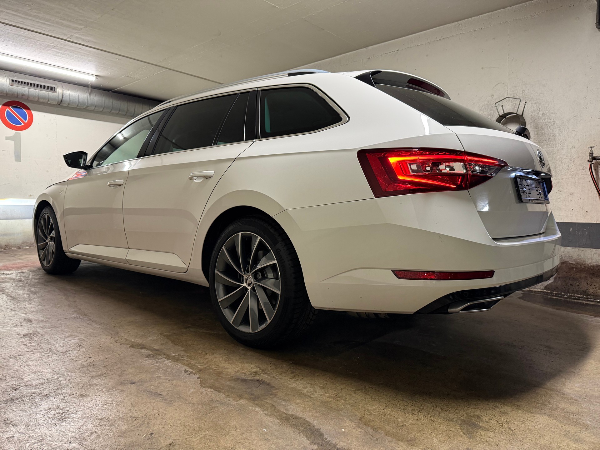 SKODA Superb Combi 2.0 TDi L&K 4x4 DSG-image-3