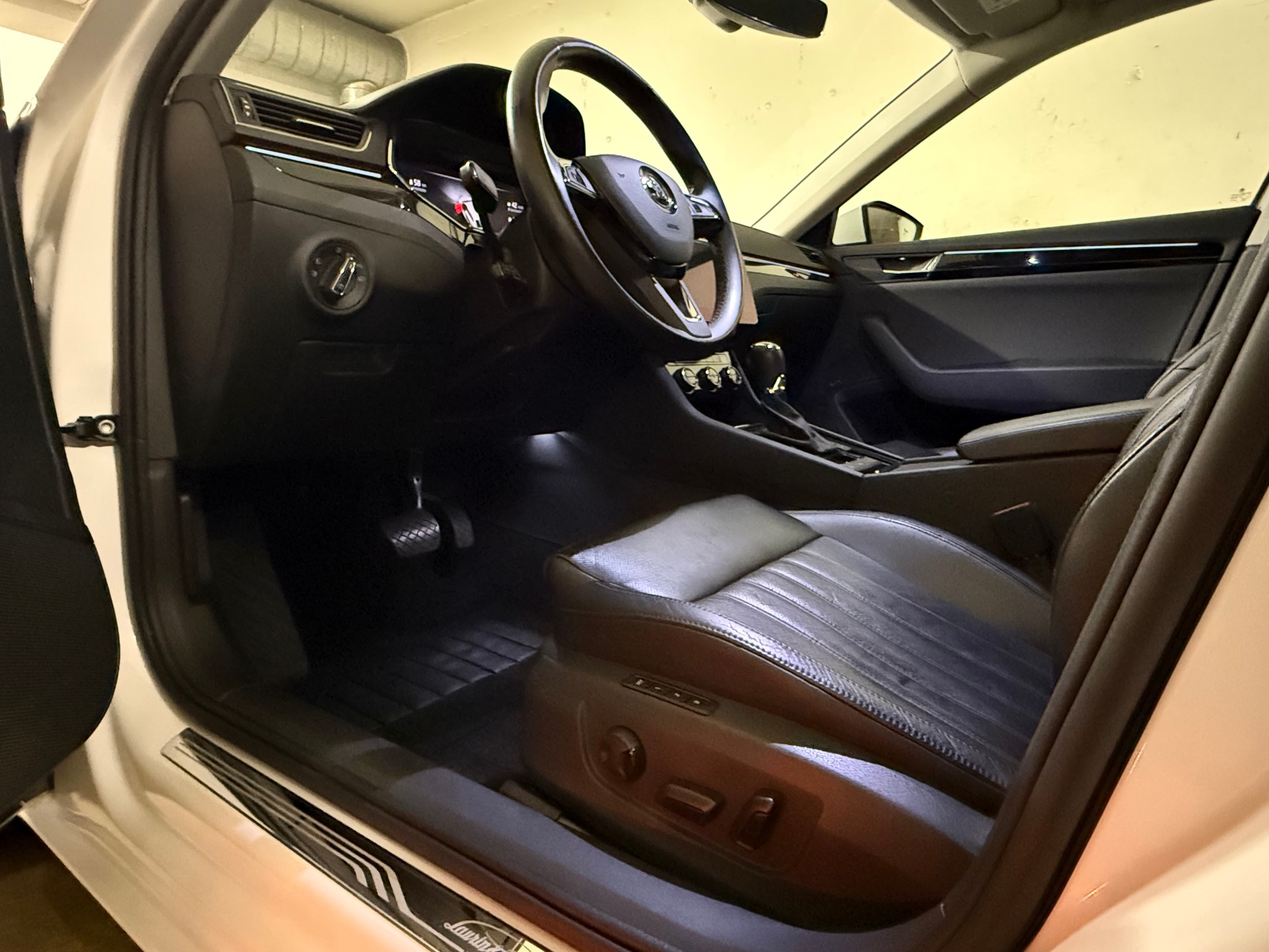 SKODA Superb Combi 2.0 TDi L&K 4x4 DSG-image-4