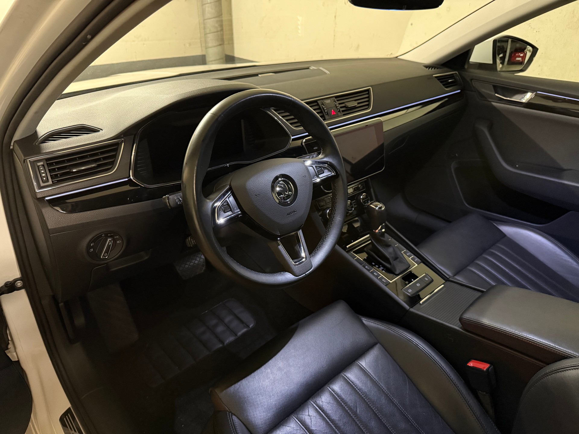 SKODA Superb Combi 2.0 TDi L&K 4x4 DSG-image-5