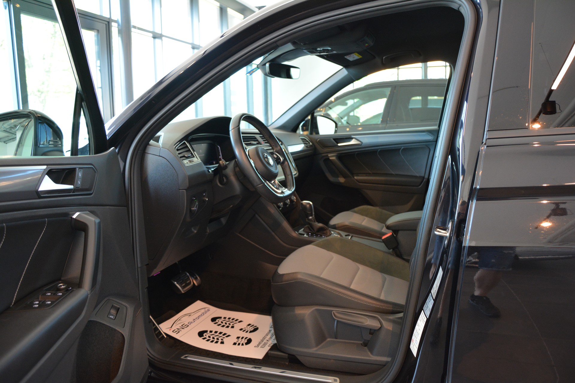 VW Tiguan 2.0 TDI SCR Highline 4Motion DSG R-Line-image-8