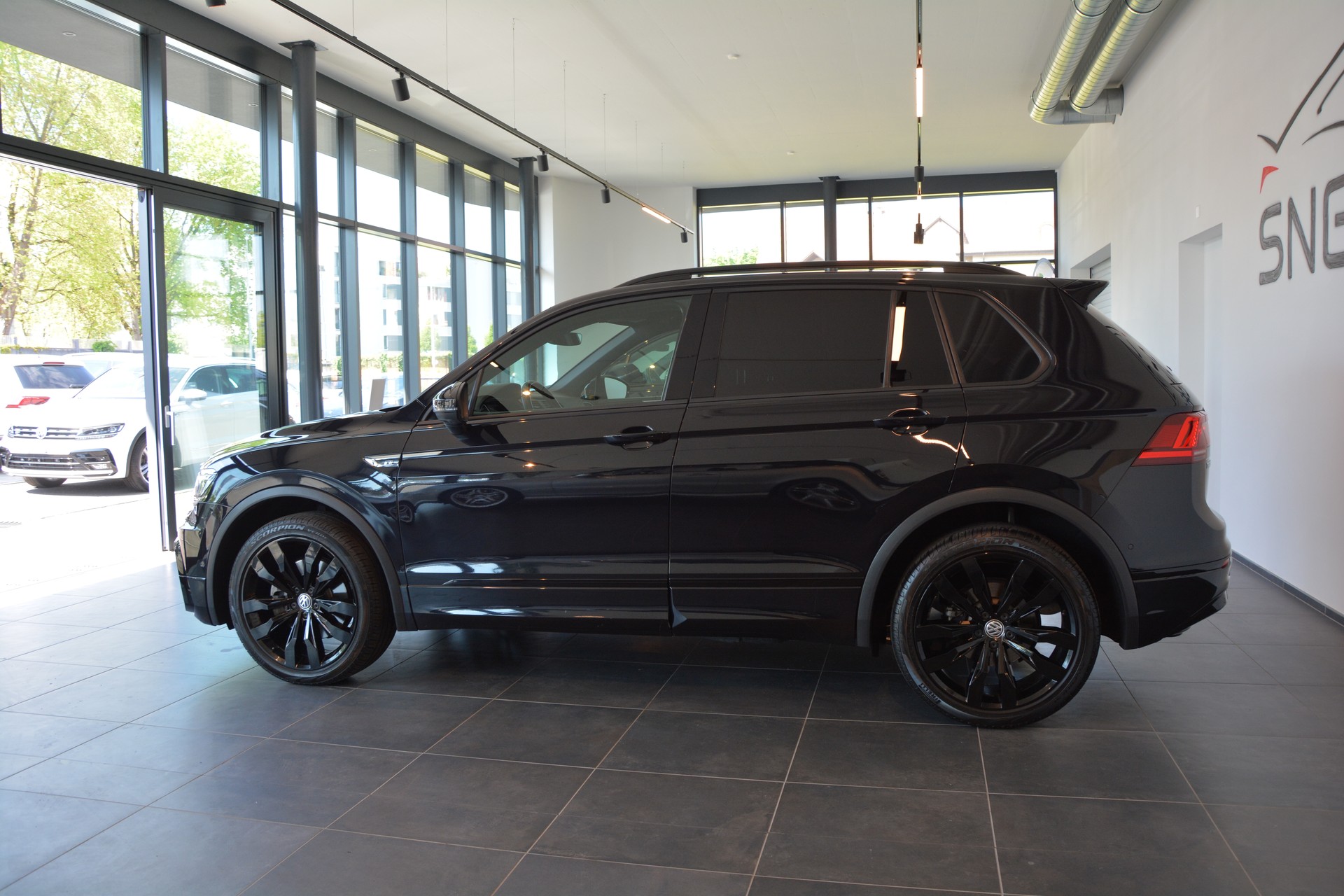 VW Tiguan 2.0 TDI SCR Highline 4Motion DSG R-Line-showroom-element-2