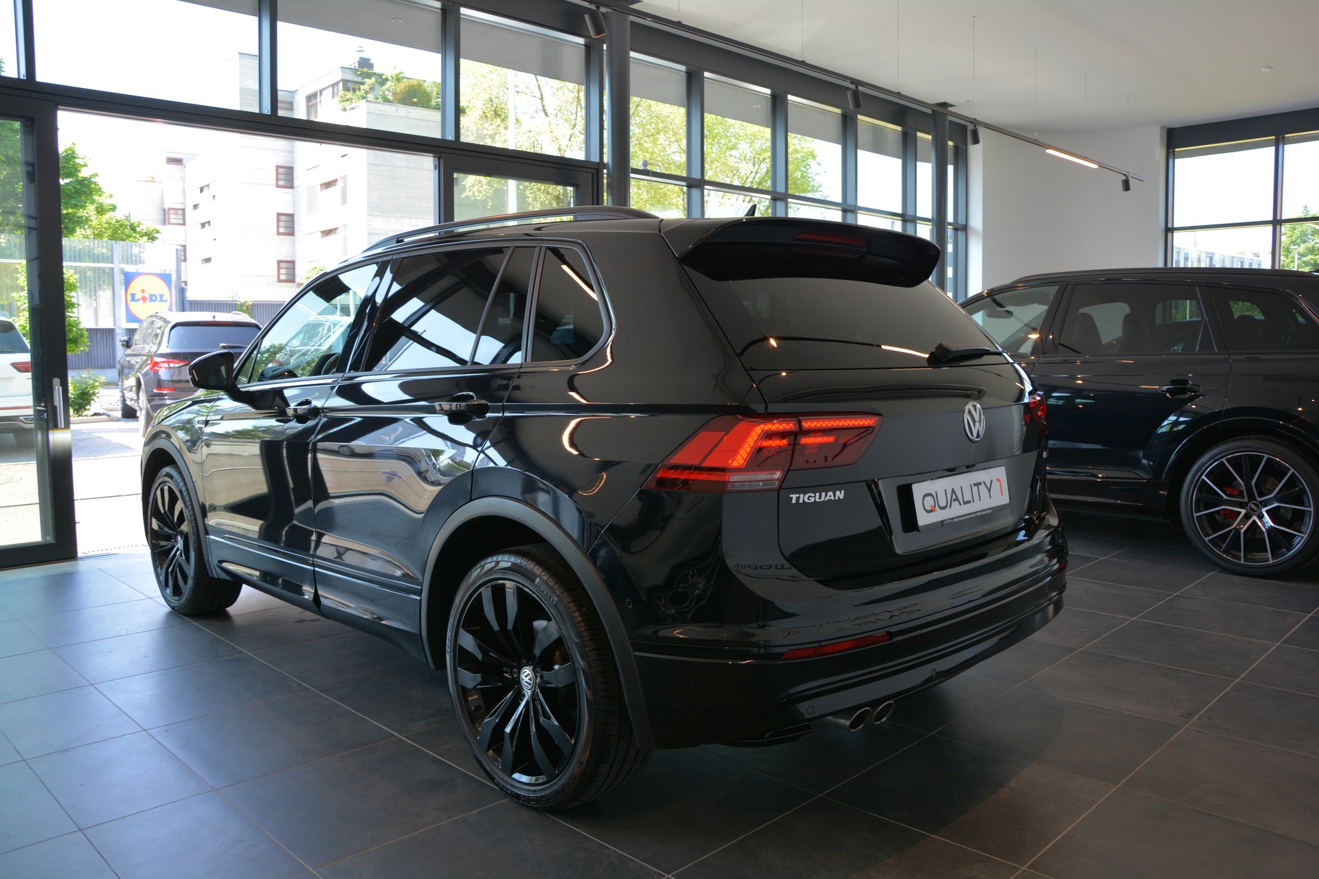 VW Tiguan 2.0 TDI SCR Highline 4Motion DSG R-Line-showroom-element-3