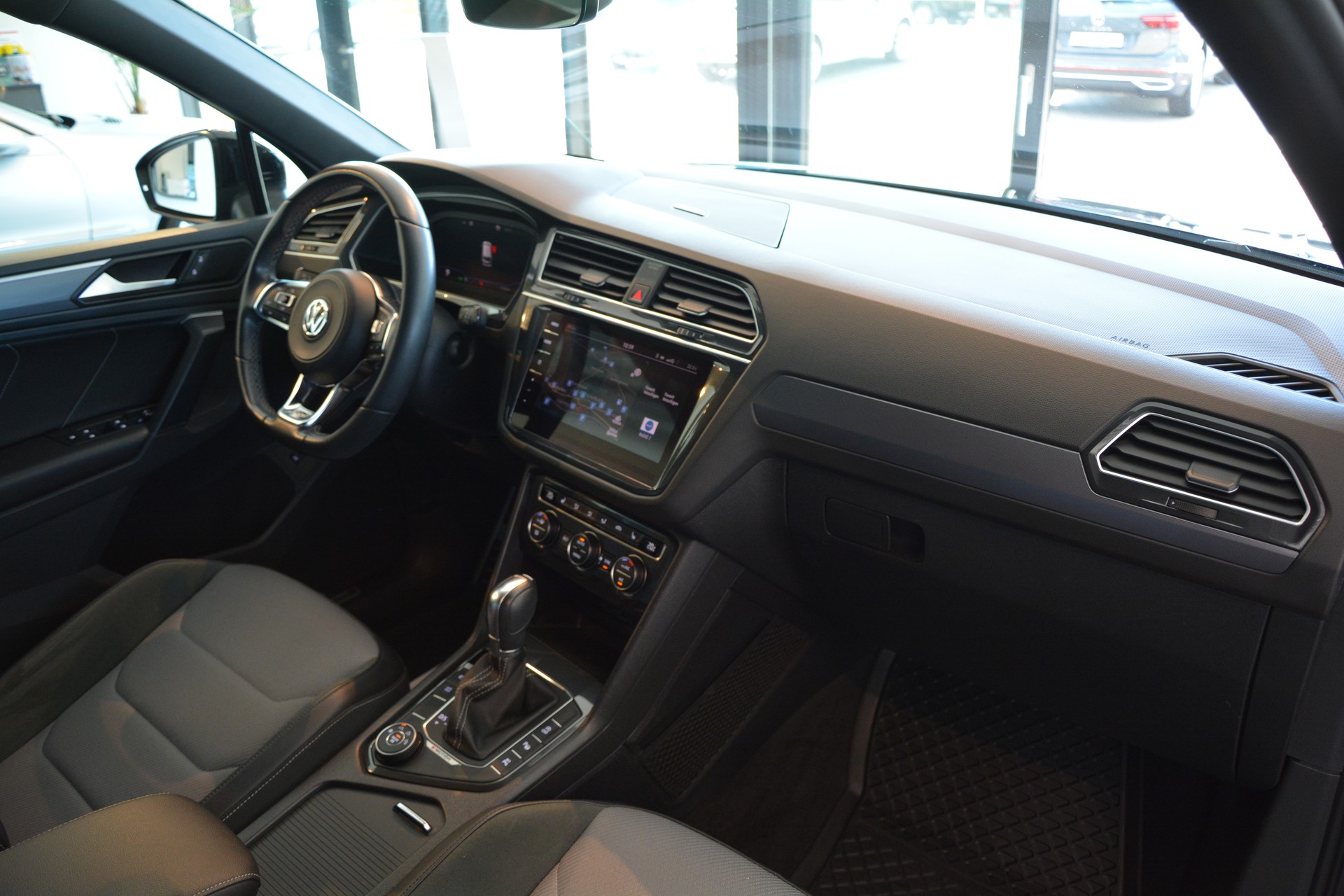 VW Tiguan 2.0 TDI SCR Highline 4Motion DSG R-Line-image-12