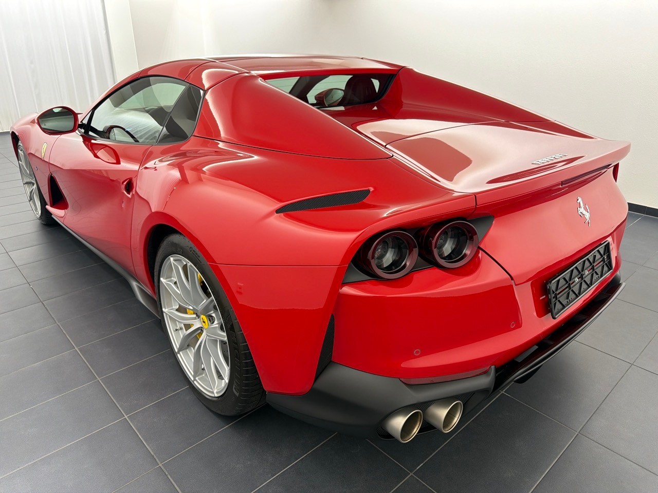 FERRARI 812 GTS-showroom-element-1