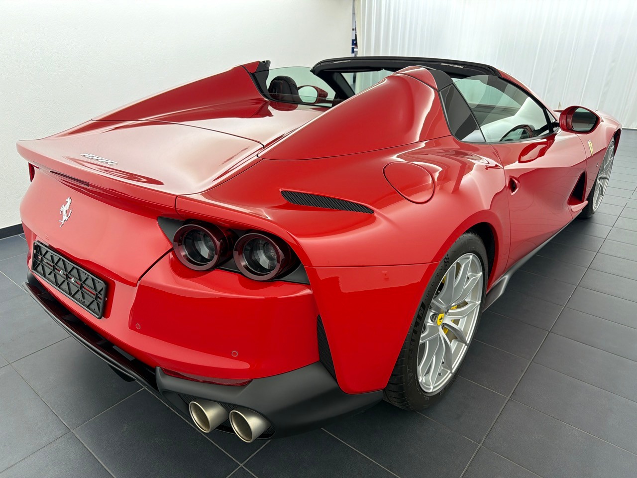 FERRARI 812 GTS-showroom-element-2