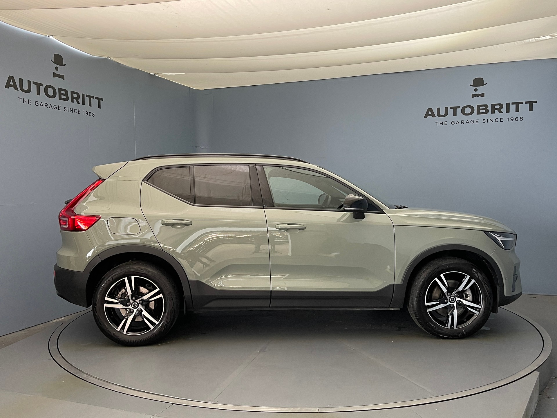 VOLVO XC40 2.0 B3 MH Plus Dark-showroom-element-3