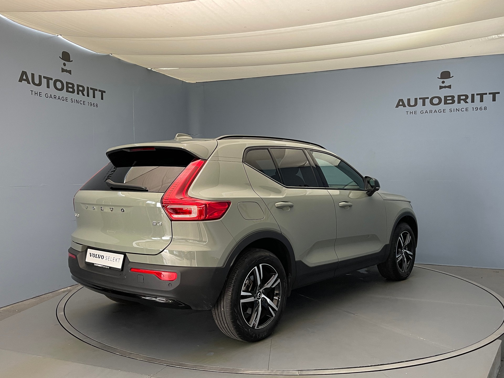 VOLVO XC40 2.0 B3 MH Plus Dark-showroom-element-1