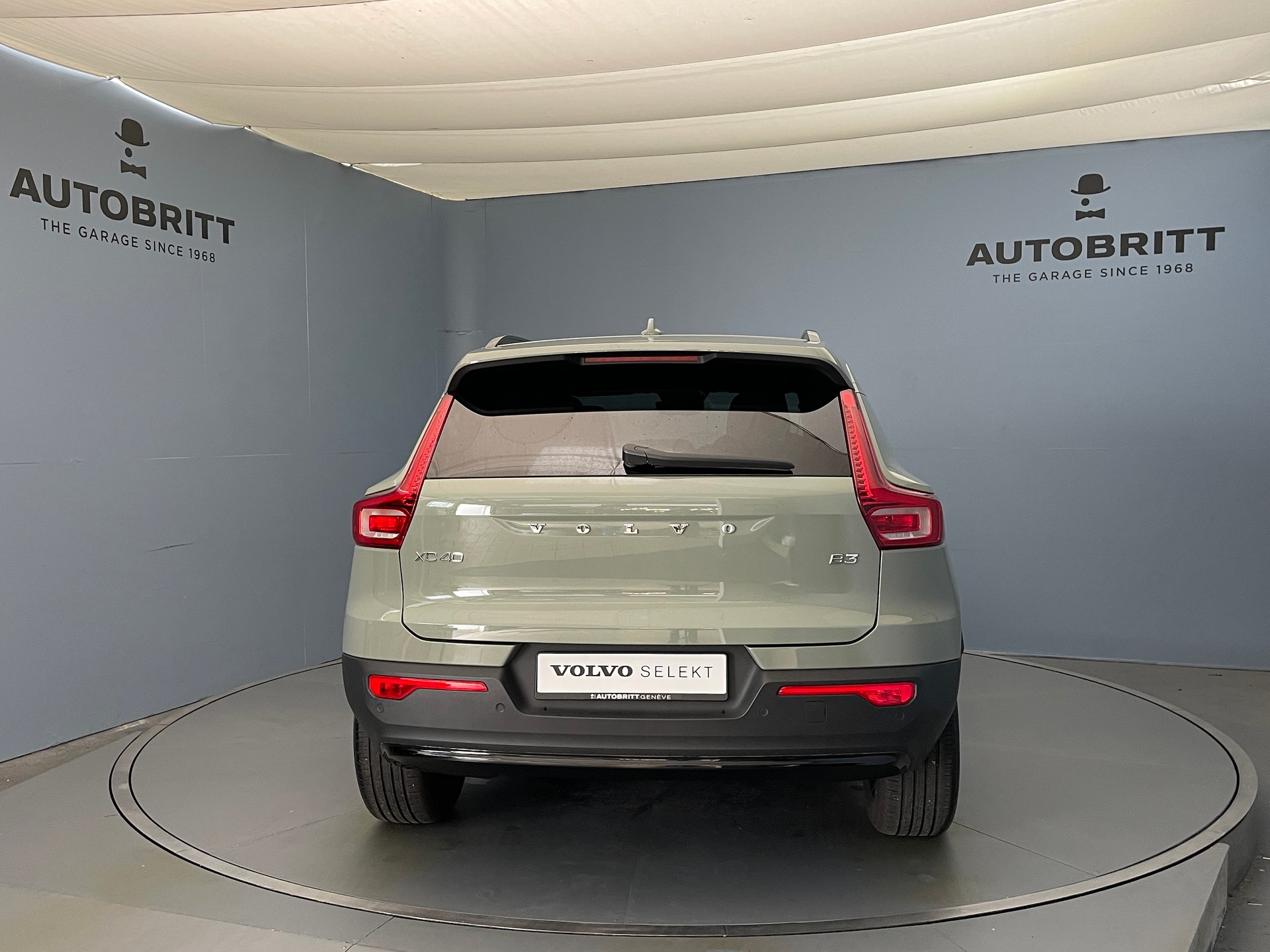 VOLVO XC40 2.0 B3 MH Plus Dark-showroom-element-2