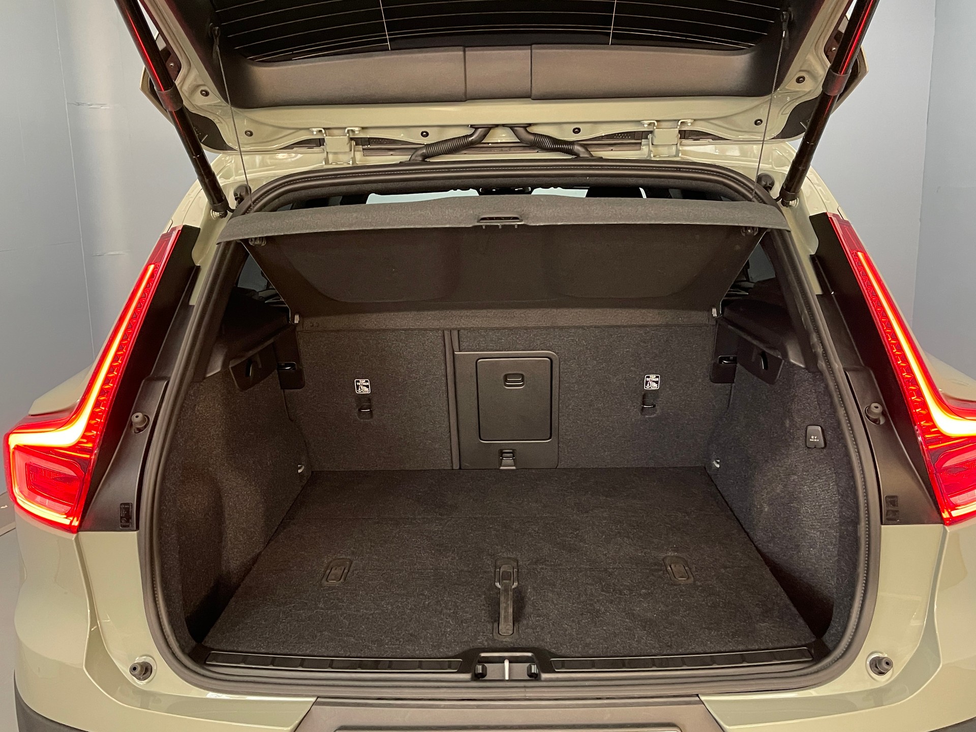 VOLVO XC40 2.0 B3 MH Plus Dark-image-5