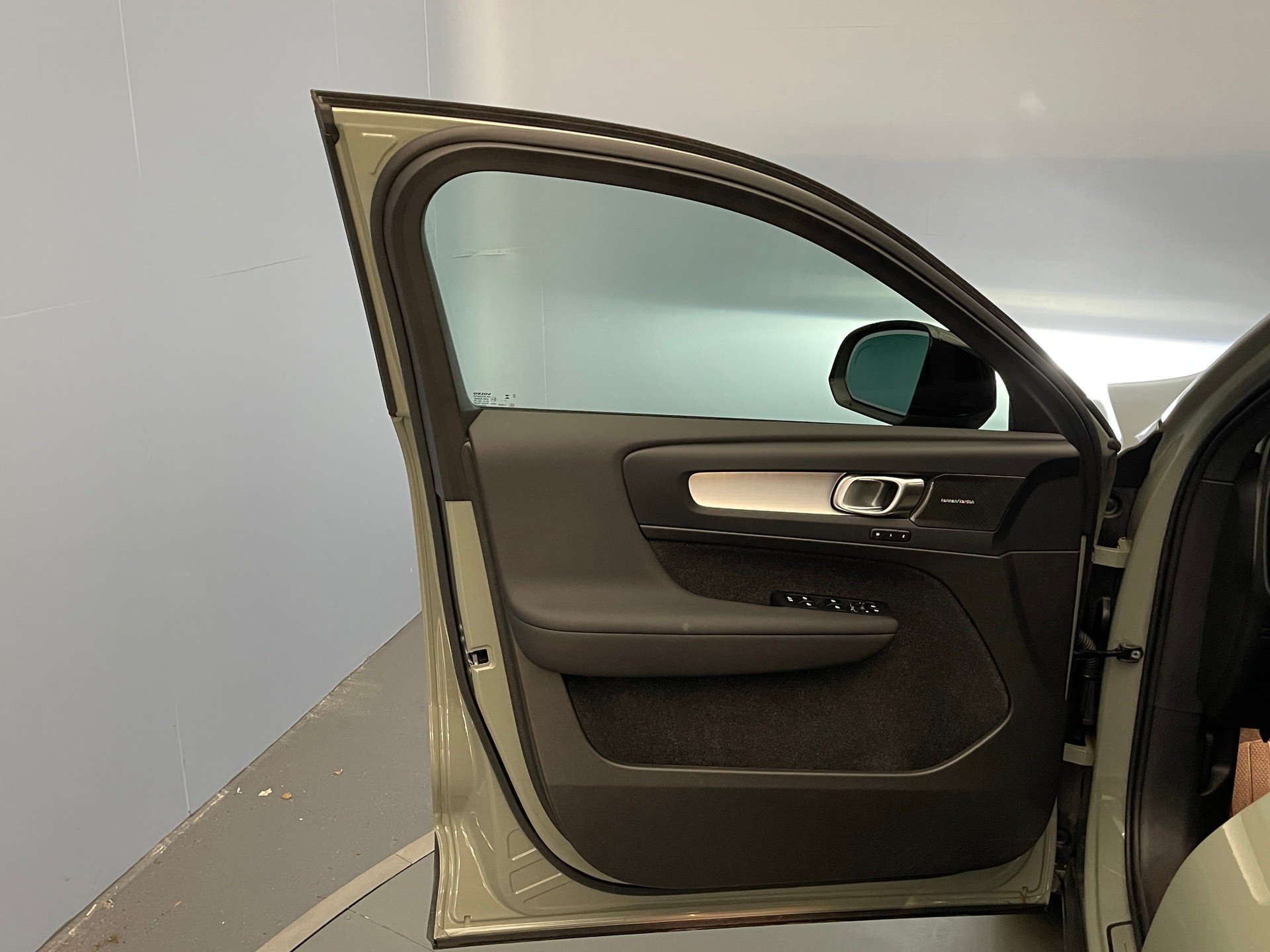 VOLVO XC40 2.0 B3 MH Plus Dark-image-10