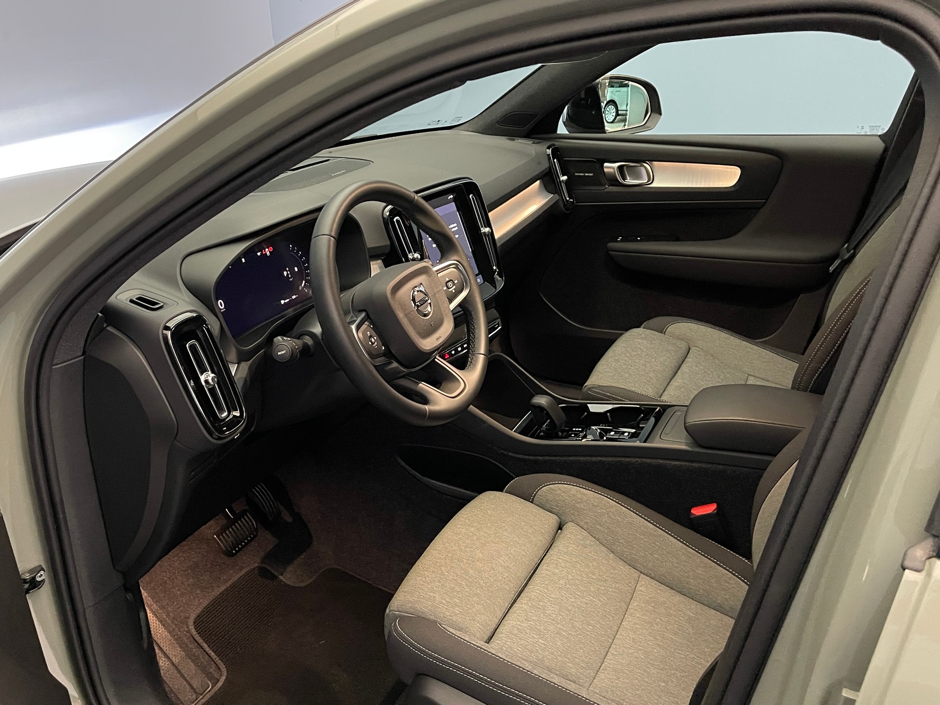 VOLVO XC40 2.0 B3 MH Plus Dark-image-12