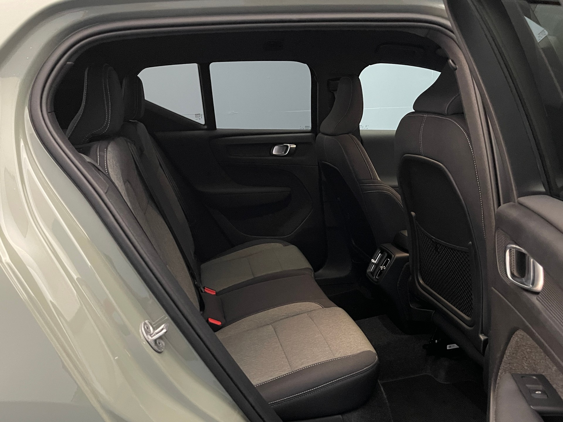 VOLVO XC40 2.0 B3 MH Plus Dark-image-7