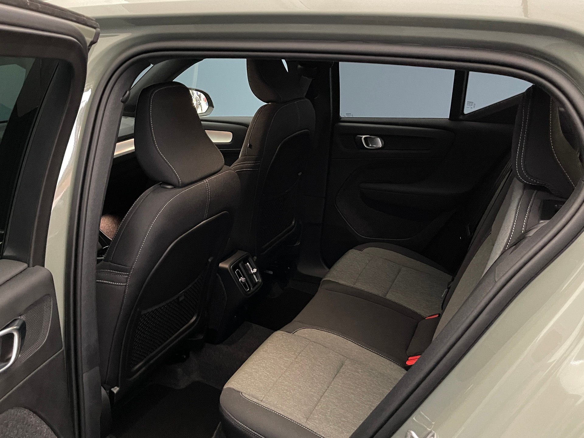 VOLVO XC40 2.0 B3 MH Plus Dark-image-9