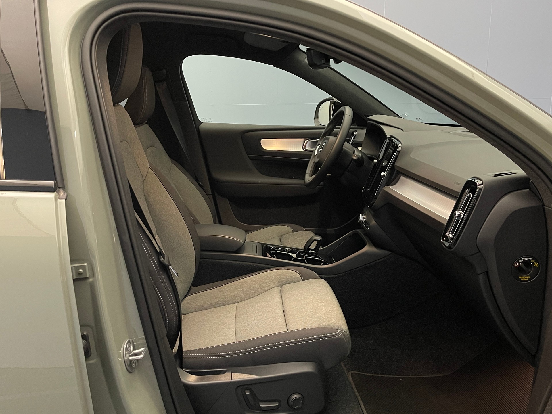VOLVO XC40 2.0 B3 MH Plus Dark-image-8