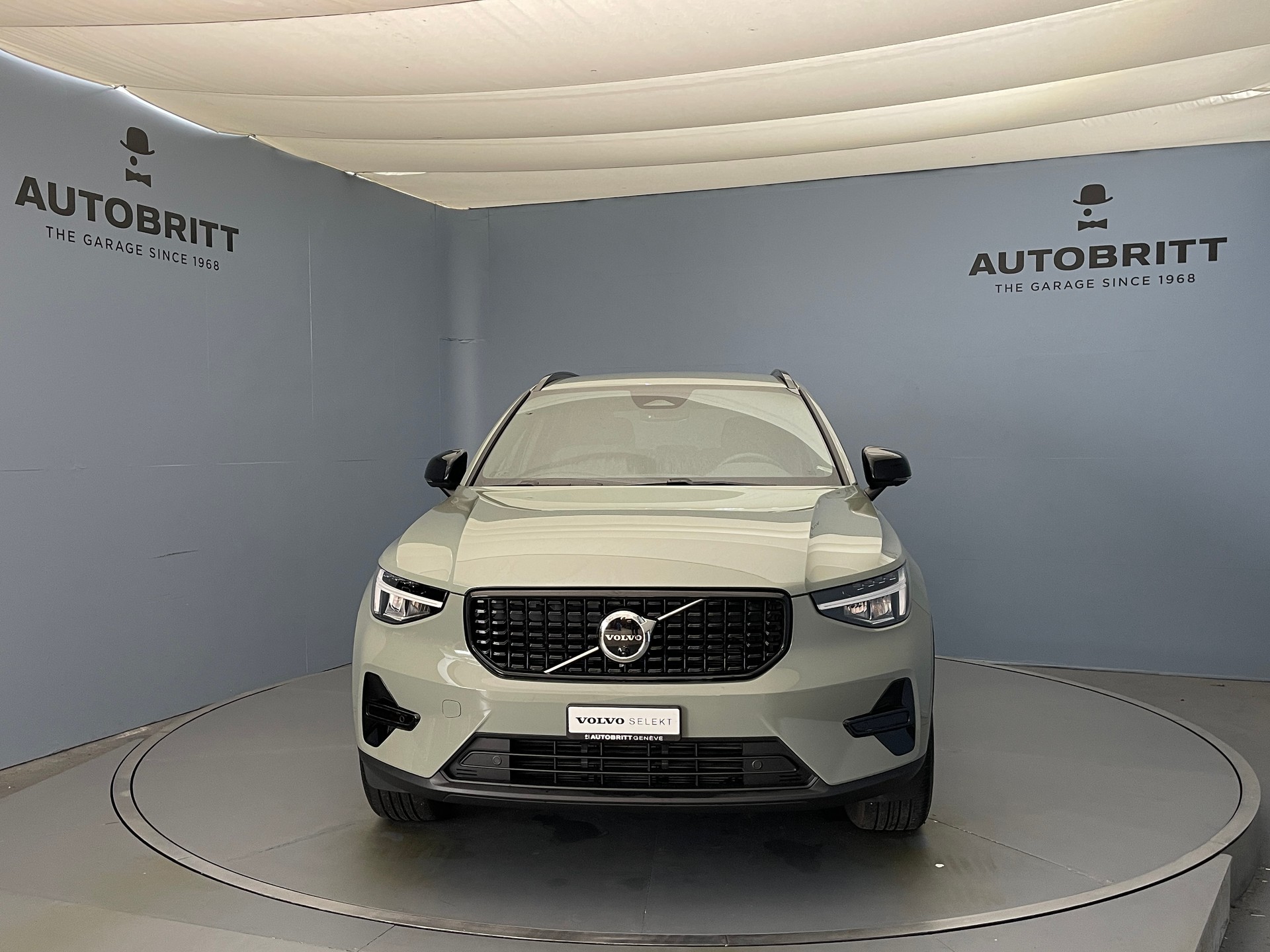 VOLVO XC40 2.0 B3 MH Plus Dark-image-4