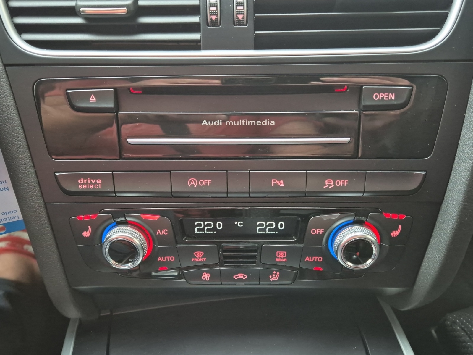 AUDI A4 Avant 2.0 TDI quattro S-LINE-image-13