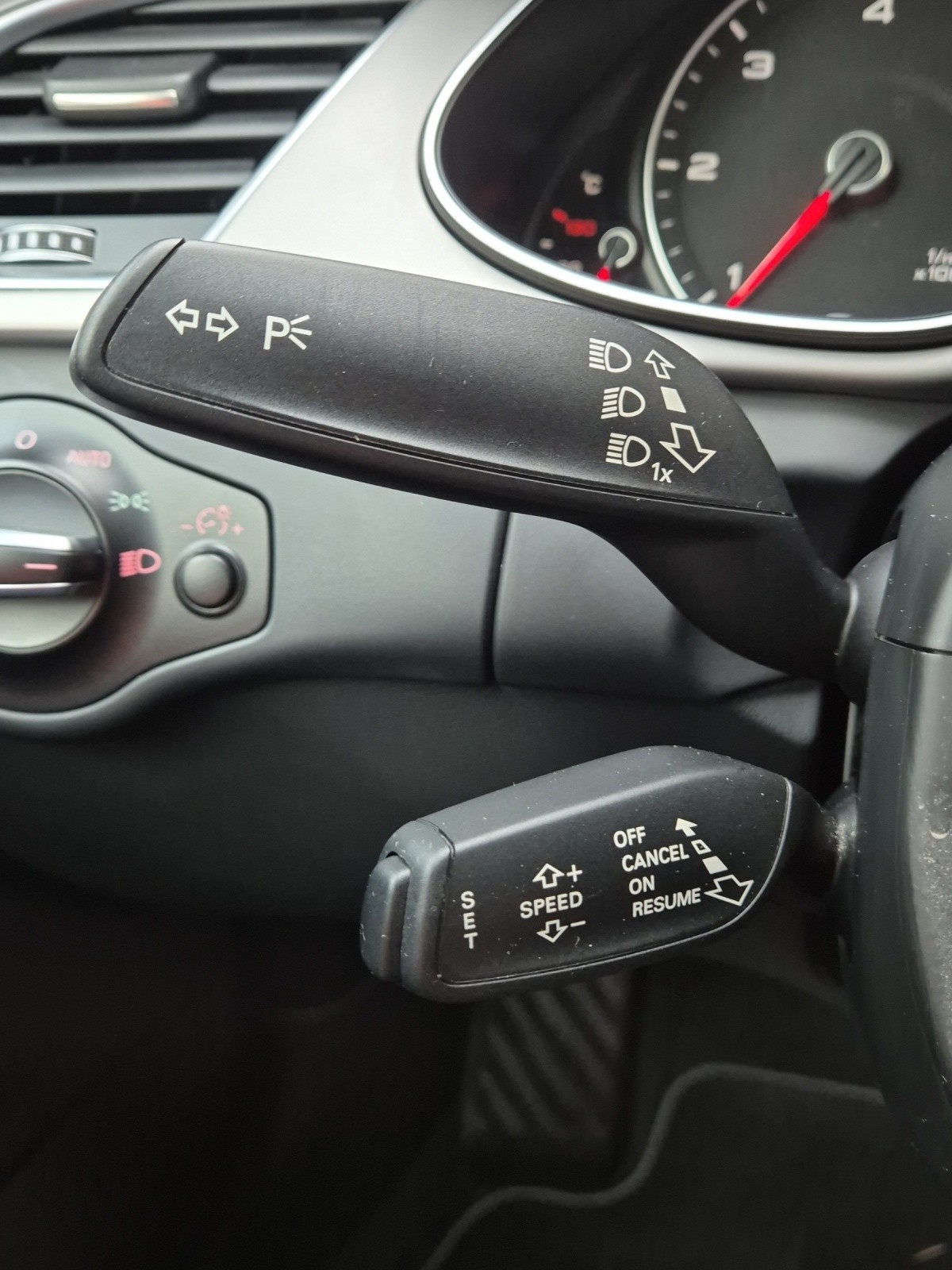 AUDI A4 Avant 2.0 TDI quattro S-LINE-image-15